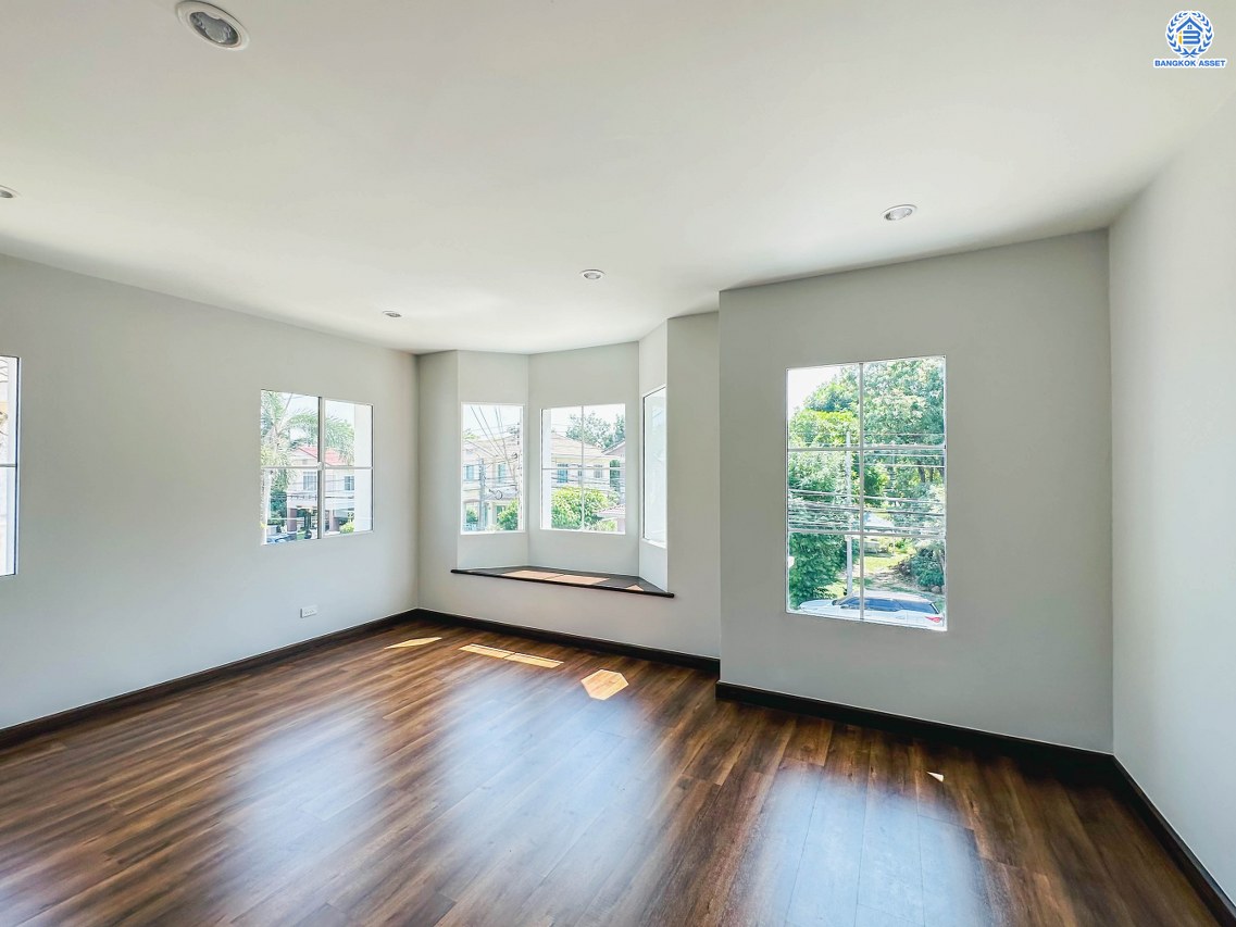 บ้านมือสองตกแต่งใหม่ โครงการ ชัยพฤกษ์ บางบัวทอง บ้านเดี่ยวจากแบรนด์ LH เนื้อที่ 83.2 ตร.ว. ฟังก์ชัน 3 ห้องนอน 3 ห้องน้ำ 1 ห้องอเนกประสงค์ จอดรถได้ 2 คัน พร้อม Facilities ครบครัน บนทำเลเดินทางสะดวก ติดถนนบางกรวย-ไทรน้อย ใกล้เซ็นทรัลเวสต์เกต และรถไฟฟ้าสายสีม่วง "สถานีบางพลู"